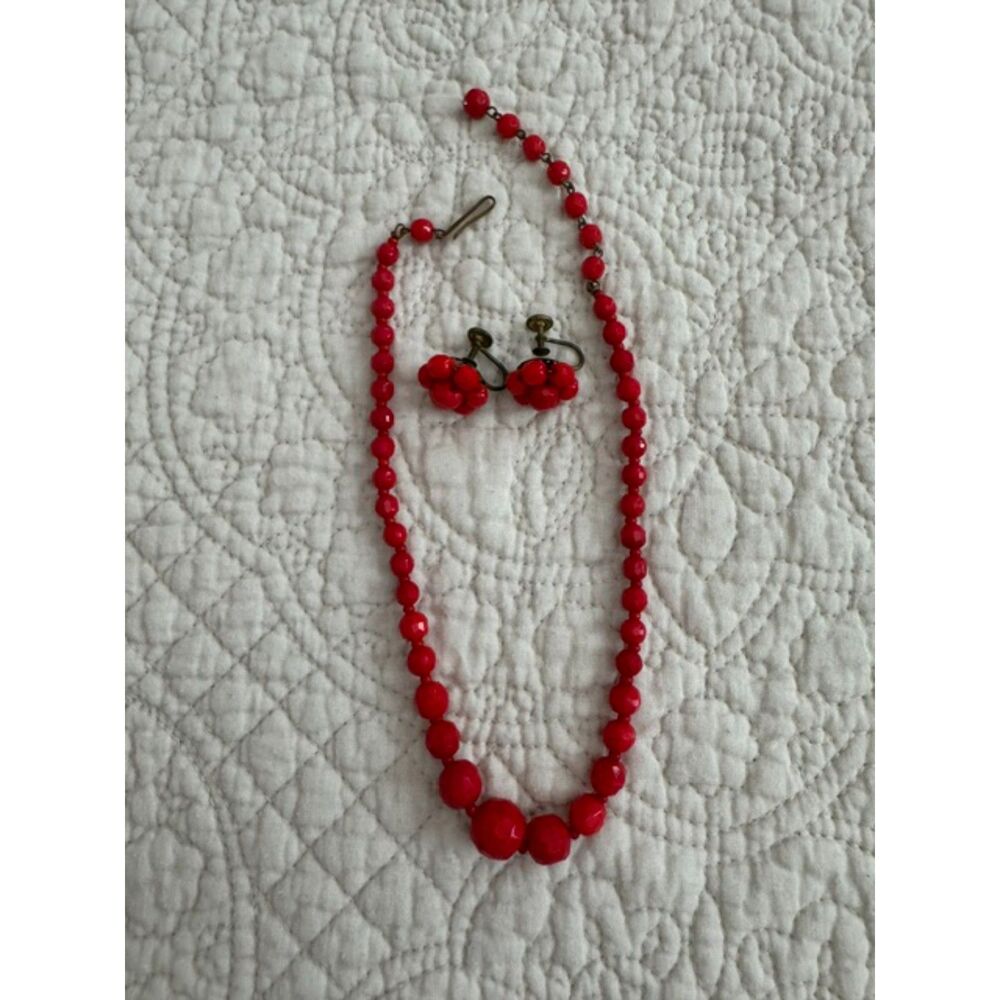 Vintage 1940-1950 chocker necklace and screw back earrings set, red glass.